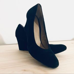 Vionic Lux Camden Black Suede Wedge